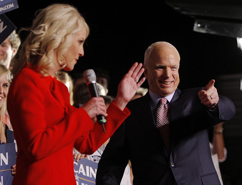 El candidato republicano con su mujer, Cindy McCain, tras celebrarse el primer debate de la campaña electoral