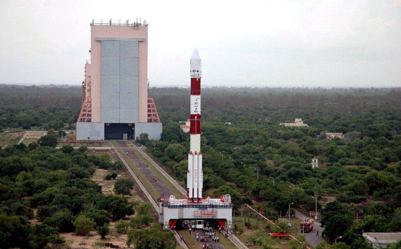 Foto sin fechar facilitada por la Organización India de Investigación Espacial hoy martes 21 de octubre que muestra el cohete PSLV-C11 en la plataforma de lanzamiento del Centro Espacial Satish Dhawan de Sriharikota.