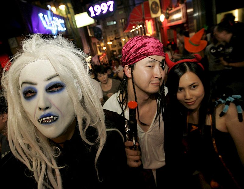 Personas disfrazadas durante la celebración de Halloween en Hong Kong