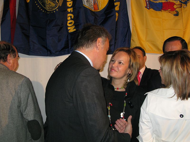 Esteban Gonzalez Pons saluda a Leire Pajín.