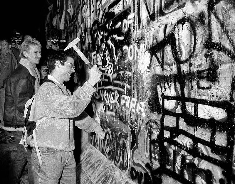 A martillazos contra el muro.