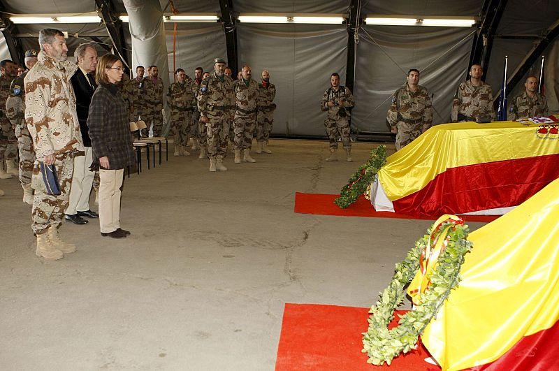 La ministra de Defensa, Carme Chacón, junto al jefe del Estado Mayor de la Defensa, el general José Julio Rodríguez, y el embajador de España en Afganistan, José Turpin, ante los féretros del brigada Juan Andrés Suárez García y del cabo primero Rubén