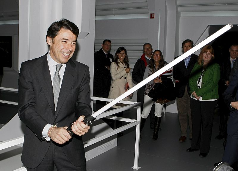 Ignacio González, con un sable láser
