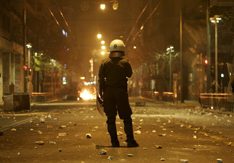 Una ola de violencia comenzó a recorrer las calles de diversas ciudades griegas el sábado por la noche, cuando un joven de 15 años murió a consecuencia de un disparo policial.
