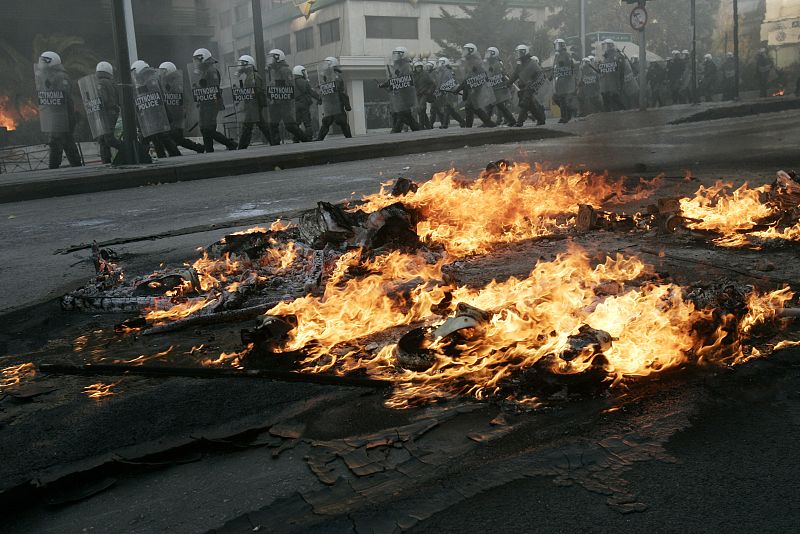 Cientos de personas se han lanzado por segundo día a las calles de Tesalónica para protestar por la muerte del joven. Los disturbios se extienden por otras ciudades del país.