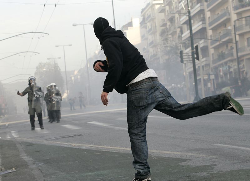 Los manifestantes se enfrentan a pedradas contra los agentes antidisturbios.