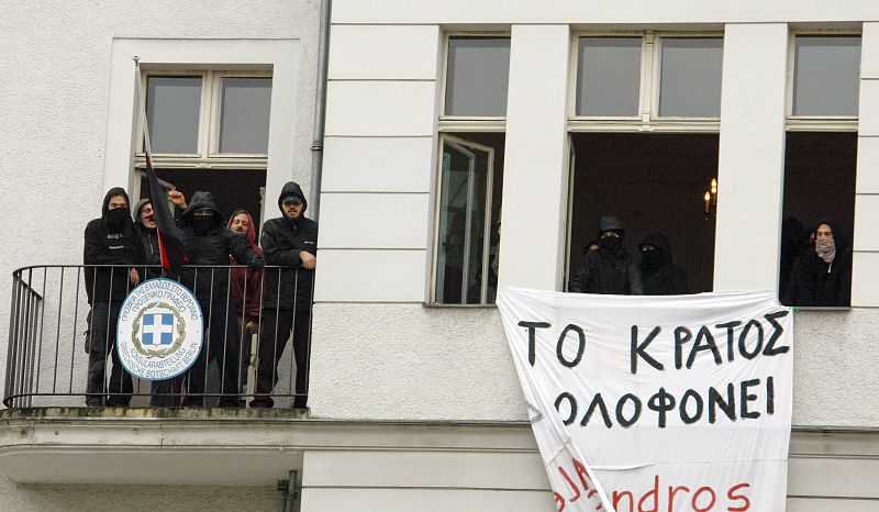 Ocupan el consulado griego en Berlín en protesta por la muerte de un joven