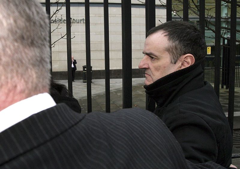 El ex preso etarra José Ignacio de Juana Chaos a su llegada hoy al tribunal norirlandés que tramita la orden de extradición emitida por la Justicia española contra él por un supuesto delito de enaltecimiento del terrorismo.
