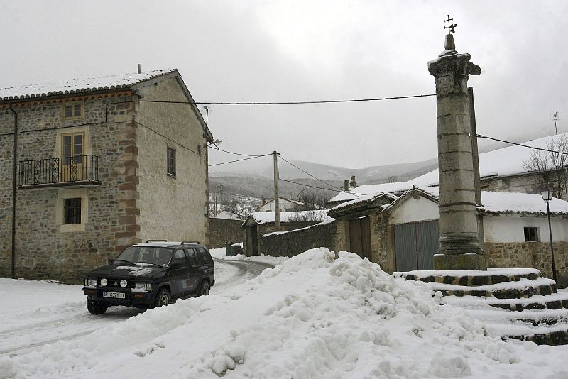 Imagen de la localidad palentina de San Salvador de Cantamuda tras las nevadas caídas en el norte de la provincia, que han dificultado el tránsisto entre localidades así como dentro de los nucleos urbanos de la montaña palentina.