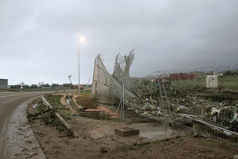 Cae una tromba de agua sobre Melilla y provoca la inundación del puesto fronterizo de Beni Enzar
