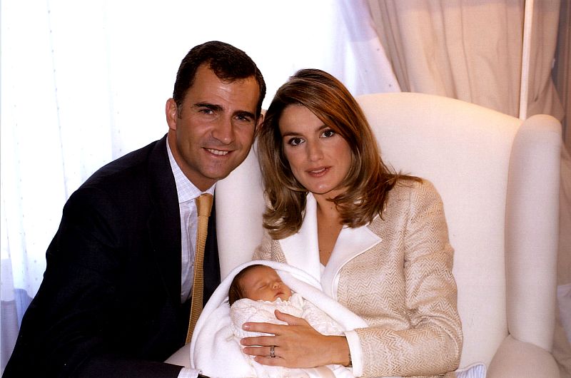 Los Príncipes de Asturias posan por primera vez con Leonor en las Navidades de 2005