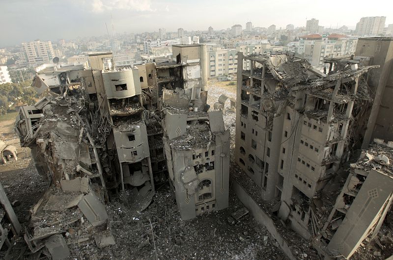 Gaza ha amanecido con varios edificios gubernamentales destrozados tras la tercera noche de bombardeos.