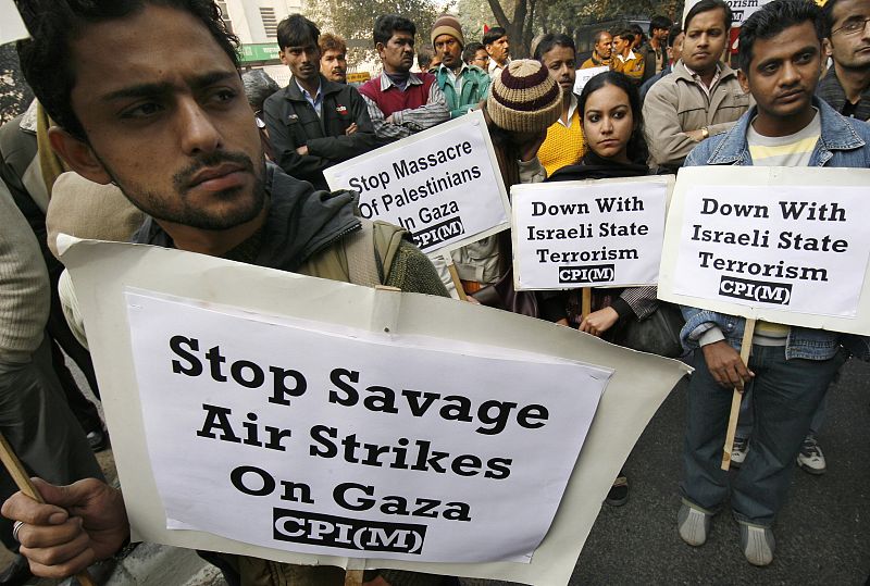 Activistas del Partido Comunista de la India protestan contra los ataques de Israel sobre la Franja de Gaza. (30/12/08)
