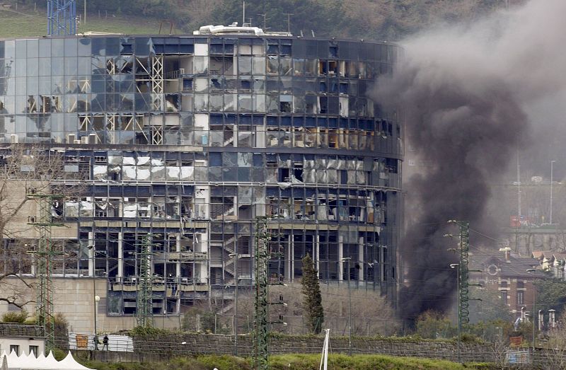 ista de la sede de la Televisión autonómica del País Vasco, EITB, en el centro de Bilbao, tras la explosión de un artefacto sobre las 11:05 horas de este jueves.