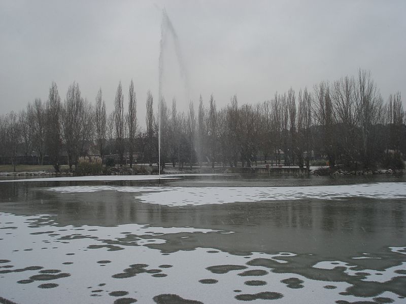 Un lago del municipio madrileño de Móstoles ha amanecido nevado.