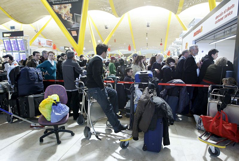 Los pasajeros se acumulan en los mostradores de las diferentes compañías aéreas.