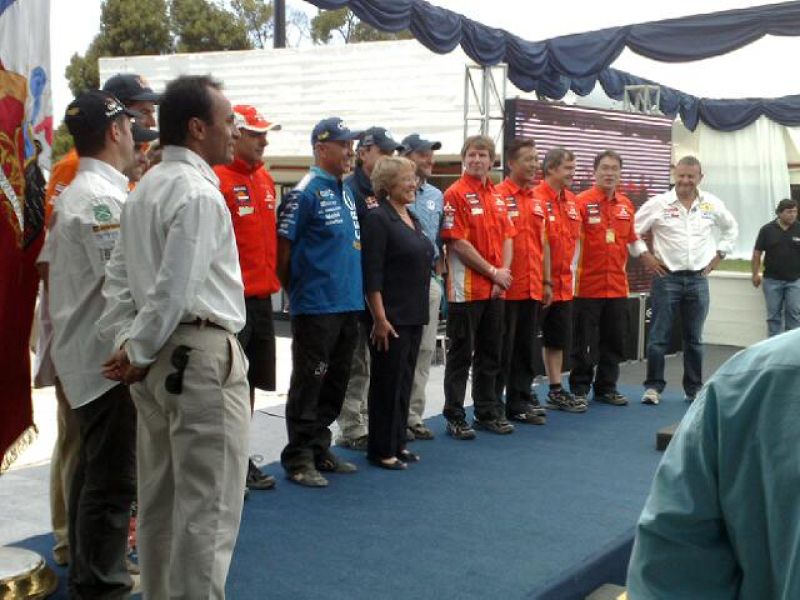 Michelle Bachelet, la presidenta de Chile, junto a los pilotos del Dakar.