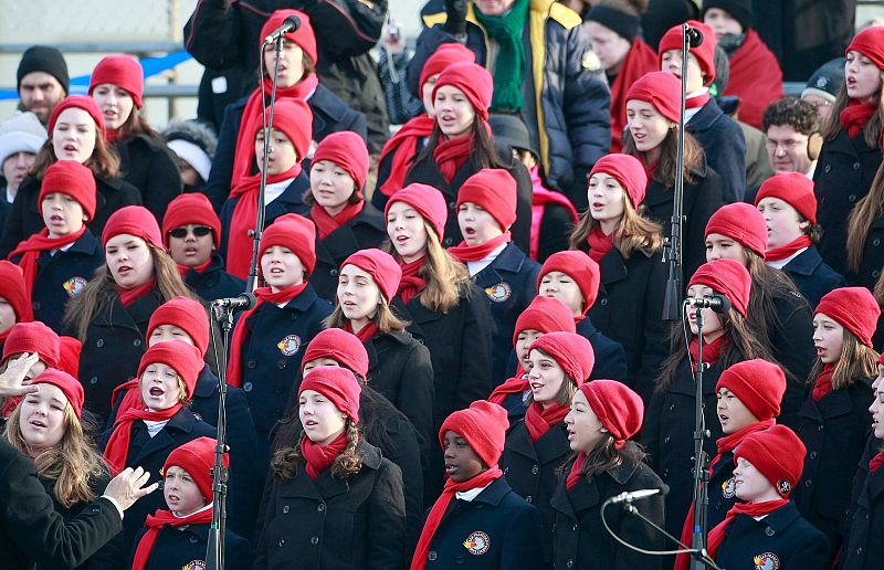 Un coro infantil actúa antes de la ceremonia de investidura.