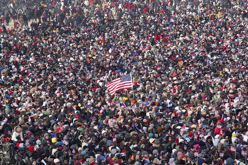 Numerosas personas se congregan en la explanada del "Mall" en Washington DC para asistir al día histórico.