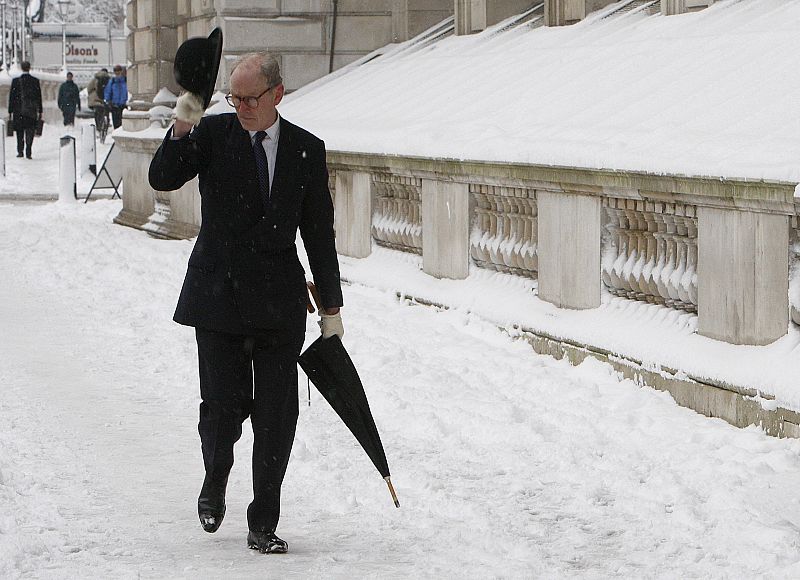 Un peatón camina bajo la nieve en Whitehall en el centro de Londres