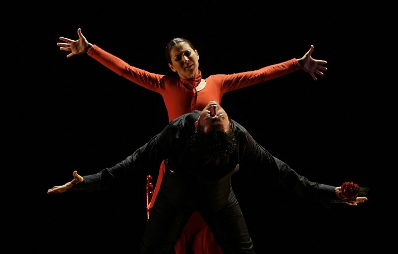 Comparte escena con el bailaor José Serrano, con quien aparece en esta instantánea.
