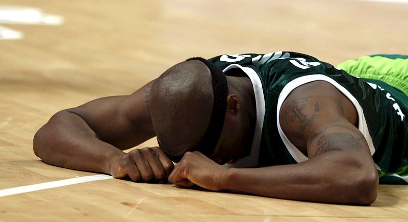 El jugador del Unicaja de Málaga Joseph Gomis se lamenta tras el partido, correspondiente a la final de la Copa del Rey de Baloncesto, disputado ante el Tau Cerámica esta tarde en el Palacio de los Deportes de Madrid.