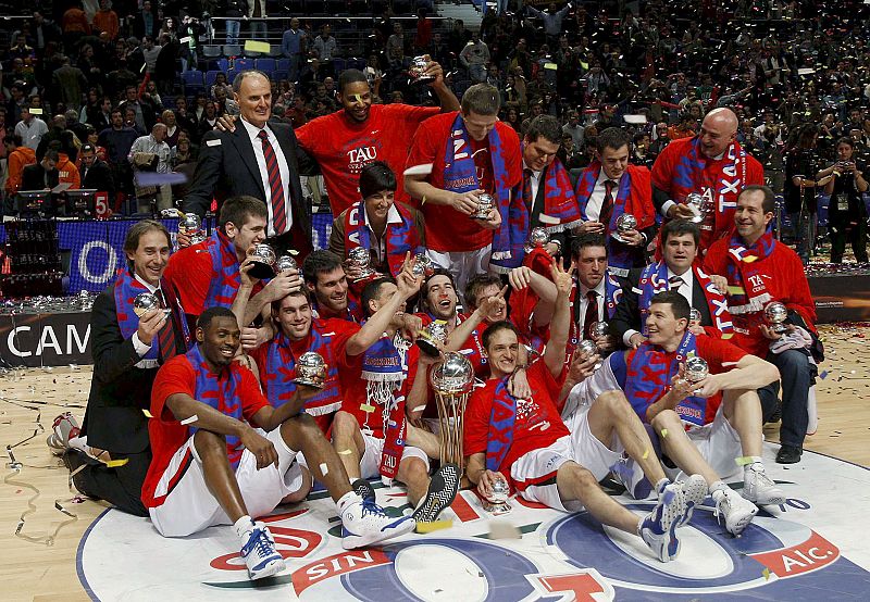 Los jugadores del Tau Cerámica celebran la victoria tras el partido, correspondiente a la final de la Copa del Rey de Baloncesto, disputado ante el Unicaja esta tarde en el Palacio de los Deportes de Madrid.