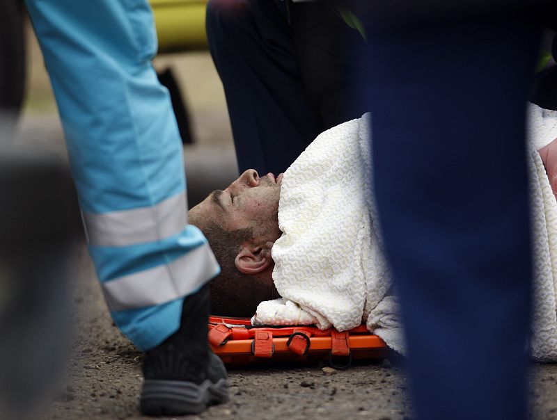 Un pasajero del avión accidentado recibe la primera asistencia médica