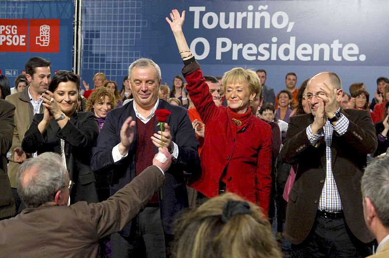 La vicepresidenta del Gobierno recibe una rosa al terminar el mitin celebrado en el recinto ferial de Expourense.