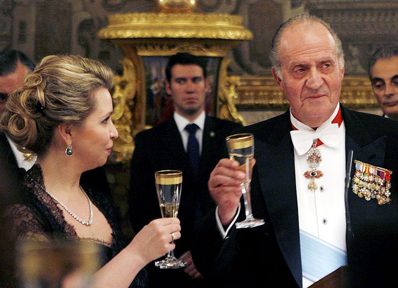 El Rey don Juan Carlos brinda junto a la esposa del presidente de Rusia