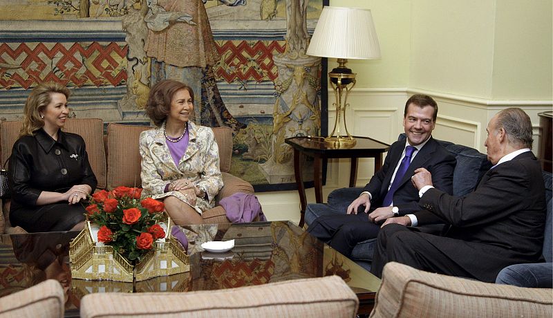 Los Reyes charlan en el Pardo con el presidente de Rusia y su esposa