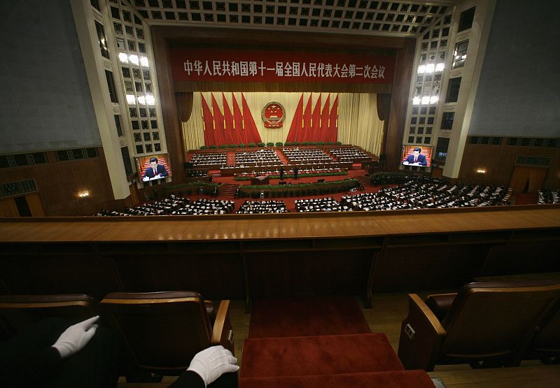 Un oficial de seguridad asiste a la ceremonia de apertura del Congreso Nacional del Pueblo