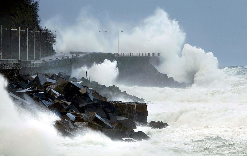 Temporal en Paseo Nuevo de San Sebastián