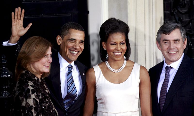 El primer ministro británico, Gordon Brown, y su esposa, Sarah, posan con el presidente estadounidense, Barack Obama, y su mujer, Michelle, a su llegada a la cena de Downing Street