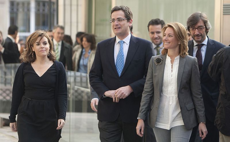 La portavoz parlamentaria del PP, Soraya Saenz de Santamaría, el presidente del PP del País Vasco, Antonio Basagoiti y  la parlamentaria Arantza Quiroga, a su llegada a la sede del Parlamento en Vitoria.