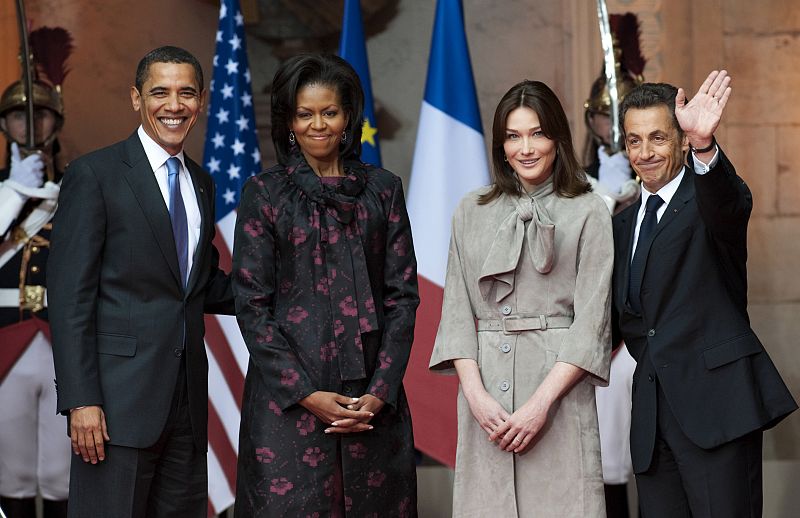 Srkozy saluda mientras posa con su esposa y los Obama en el palacio Rohan de Estrasburgo