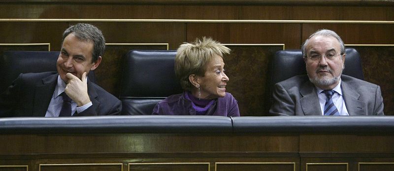 José Luis Rodríguez Zapatero con sus dos vicepresidentes, De la Vega y Solbes en el Congreso.
