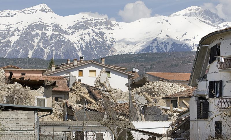 Las montañas nevadas de Onna al fondo de una población en la que ha muerto, al menos, el 11% de su población, según los primeros balances.