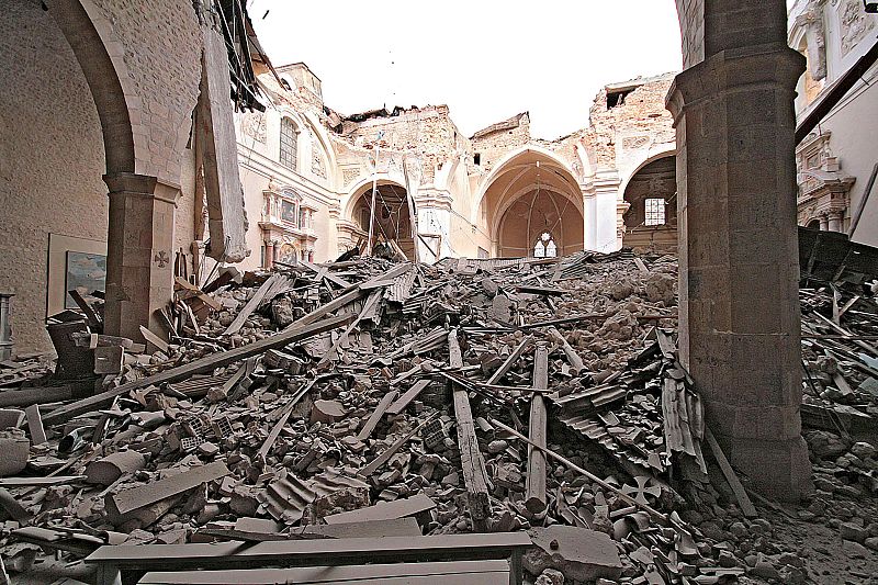 Vista de los daños en la Basílica de Santa María di Collemaggio, donde está enterrado el Papa Celestino V.