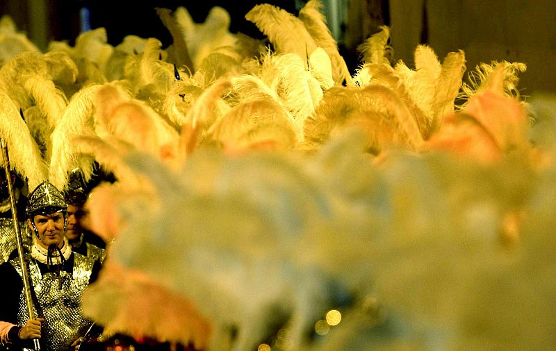 "Armaos" ataviados con réplicas de los antiguos trajes romanos siguen al paso de la Sentencia de la cofradía de La Macarena.