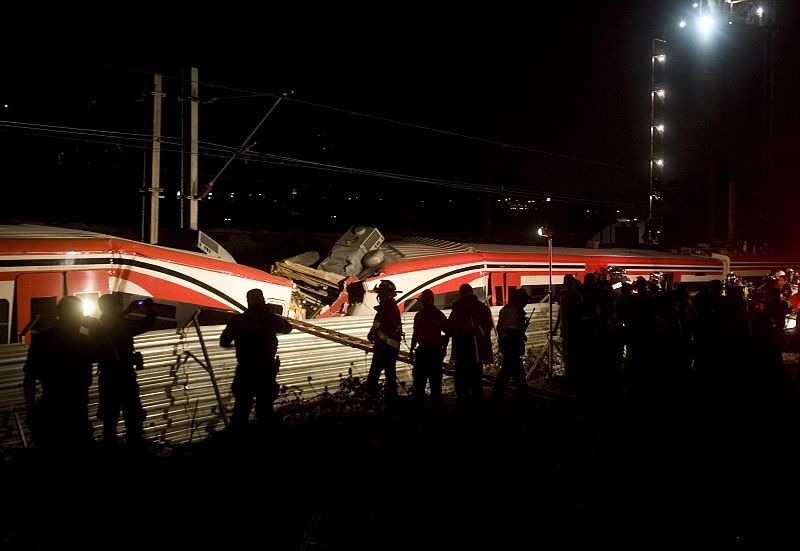 Hasta el momento el choque ha provocado ochenta heridos y dieciséis personas han quedado atrapadas entre los restos de los ferrocarriles.