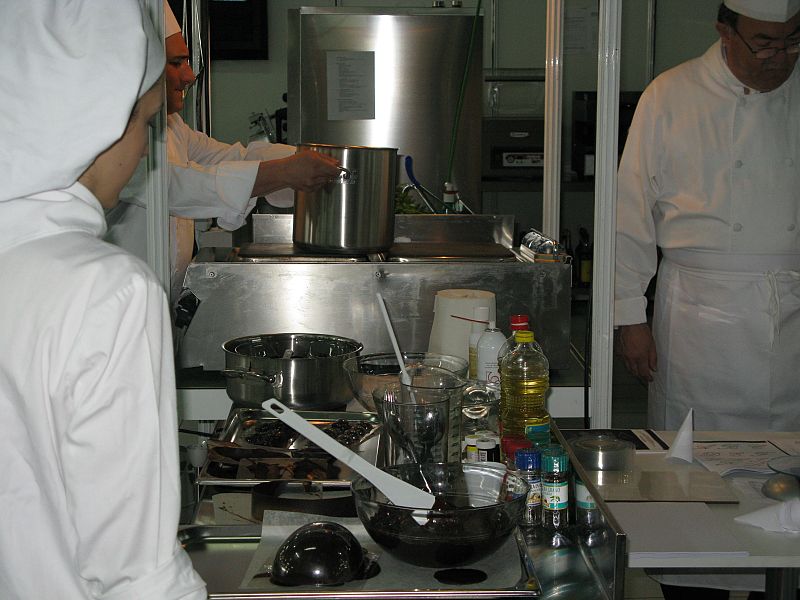 Los concursantes de la especialidad de cocina tienen que elaborar varios platos, entre ellos, una tortilla de patata.