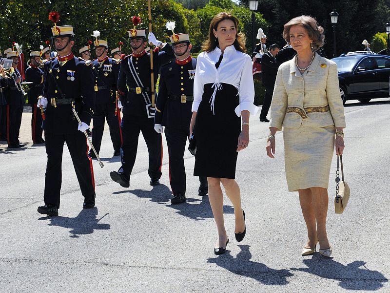 Carla Bruni junto a Doña Sofía en la recepción del Palacio del Pardo.