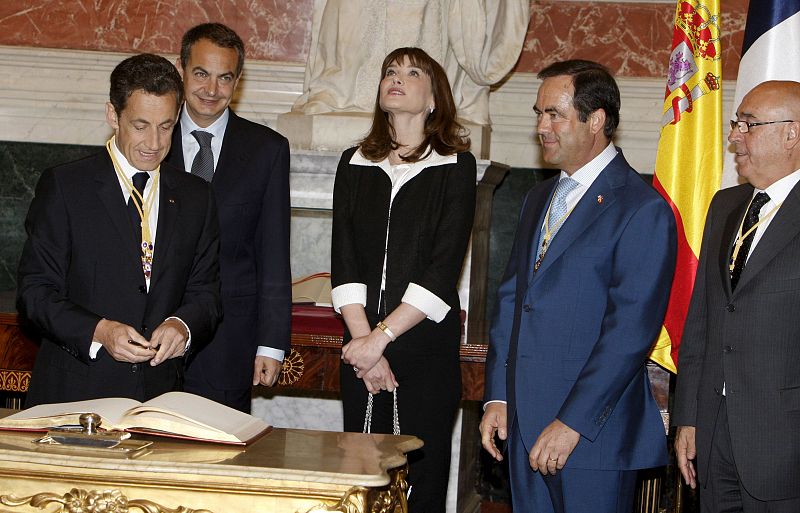 Sarkozy ha firmado también en el libro de Honor del Congreso en presencia de su esposa, Carla Bruni.