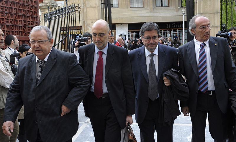 Benegas, Ares, Egiguren y Anda, a su llegada al Parlamento