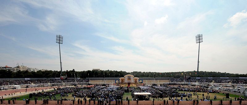Vista general de la misa que ha oficiado el Papa Benedicto XVI en un estadio de Ammán, Jordania.