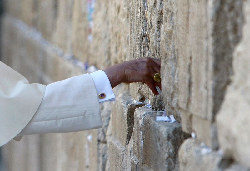 Benedicto XVI visita el Muro de las Lamentaciones