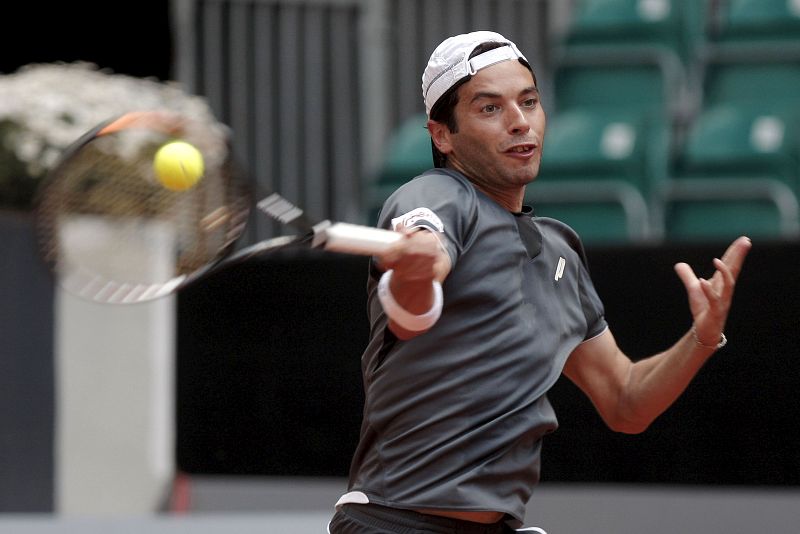 Albert Montañés golpea la bola durante el partido frente al austriaco Jurgen Melzer.