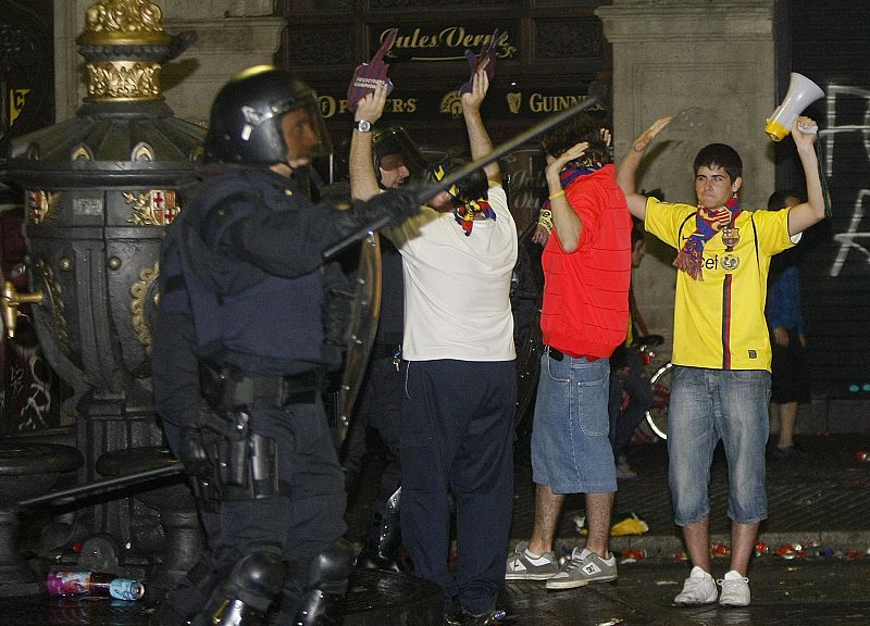 Las fuerzas de seguridad pusieron orden ante los violentos que destrozaron el mobiliario urbano.
