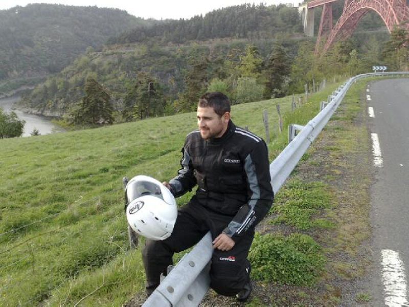 Marc Martín realiza una parada en el Viaducto de Garabit para contemplar el paisaje.